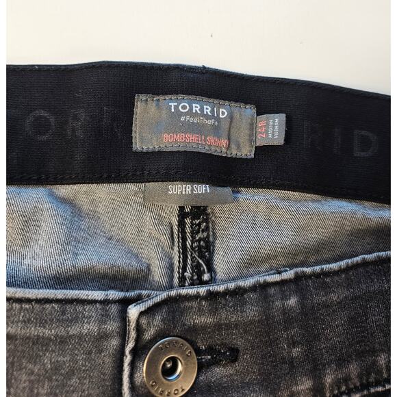 Torrid skinny bombshell black wash destroyed raw hem stretch SOFT jeans 24R HR - Picture 4 of 8
